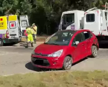 Caminhão e carro se envolvem em acidente na BR-040 em Ewbank da Câmara